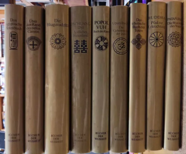9 db Bücher der Weisheit: Das ägyptische Totenbuch; Über den Rand des tiefen Canyon; Die Bhagavadgítá; Dschuang Dsi; Popol Vuh; Upanishaden; Das tibetische Buch der Toten; Buddha; Patanjali Nézd meg most