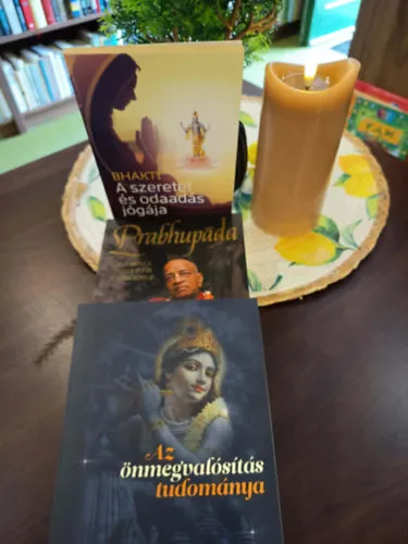 Vallás könyvcsomag 3 darabos: Az önmegvalósítás tudománya, Prabhupáda - Egy bölcs ember élete és öröksége, Bhakti - A szeretet és odaadás jógája Gyors szállítás